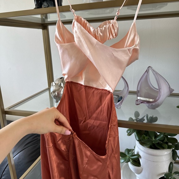 Satin cutout dress - Picture 2 of 8